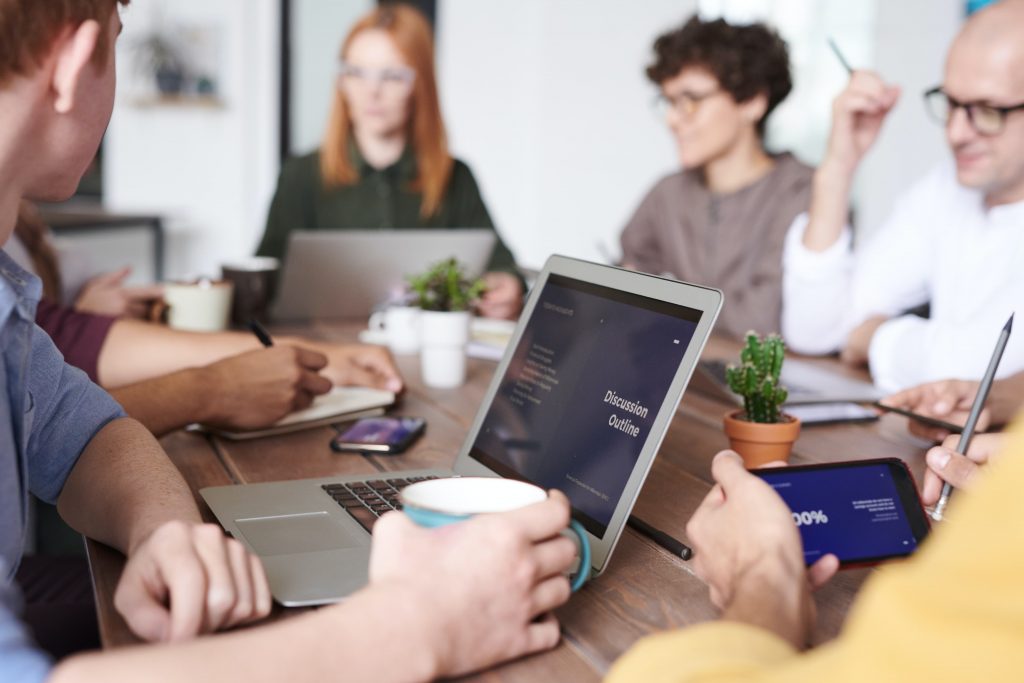 Equipe fazendo reunião de Framework Scrum
